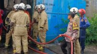 Kebakaran pabrik di Genuk Semarang Selasa 11 November 2025 (foto: Polsek Genuk)