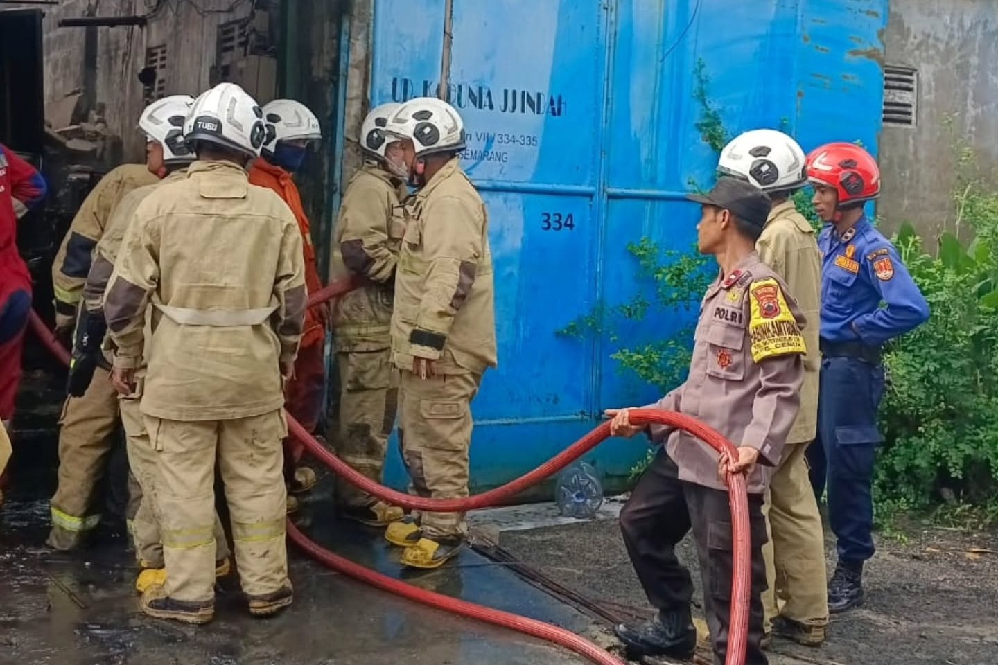 Kebakaran pabrik di Genuk Semarang Selasa 11 November 2025 (foto: Polsek Genuk)