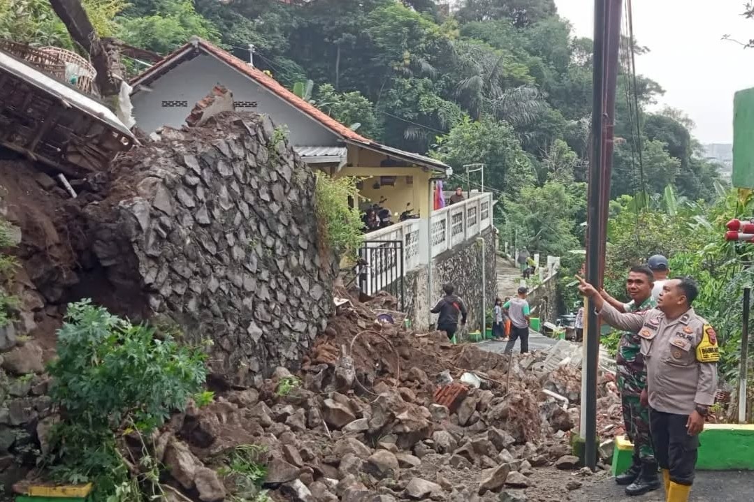 Longsor di Kelurahan Lempongsari