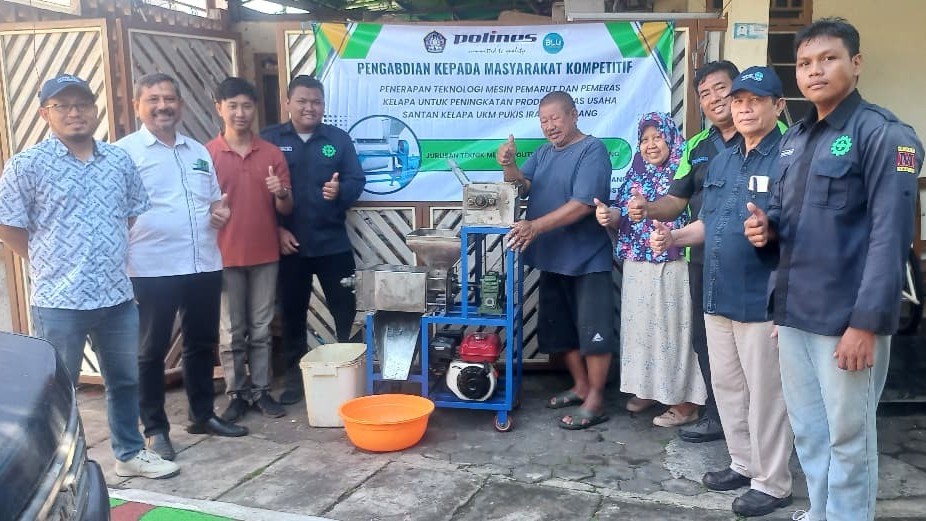 Tim Polines berikan alat parut dan pemeras kelapa untuk bantu UMKM di Semarang (foto: Polines)