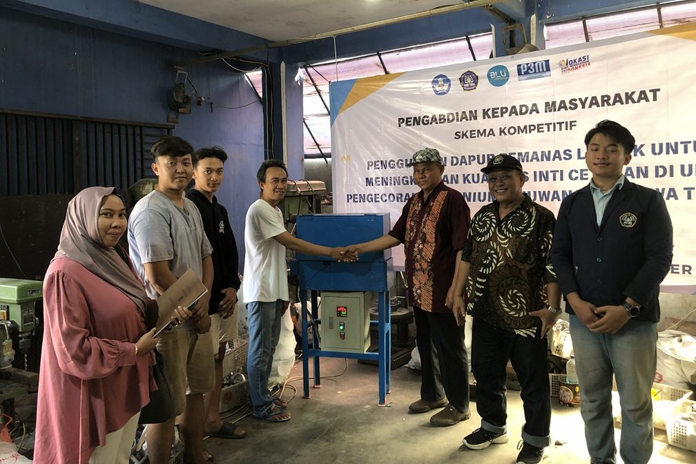 Tim Polines hadirkan teknologi berupa dapur pemanas listrik dengan sistem kontrol suhu otomatis (foto: Polines)