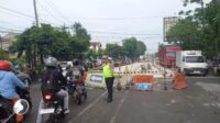 Polisi mengatur lalu lintas di kemacetan akibat proyek pengecoran Jalan Majapahit (foto: Polsek Pedurungan) Polisi mengatur lalu lintas di kemacetan akibat proyek pengecoran Jalan Majapahit (foto: Polsek Pedurungan)