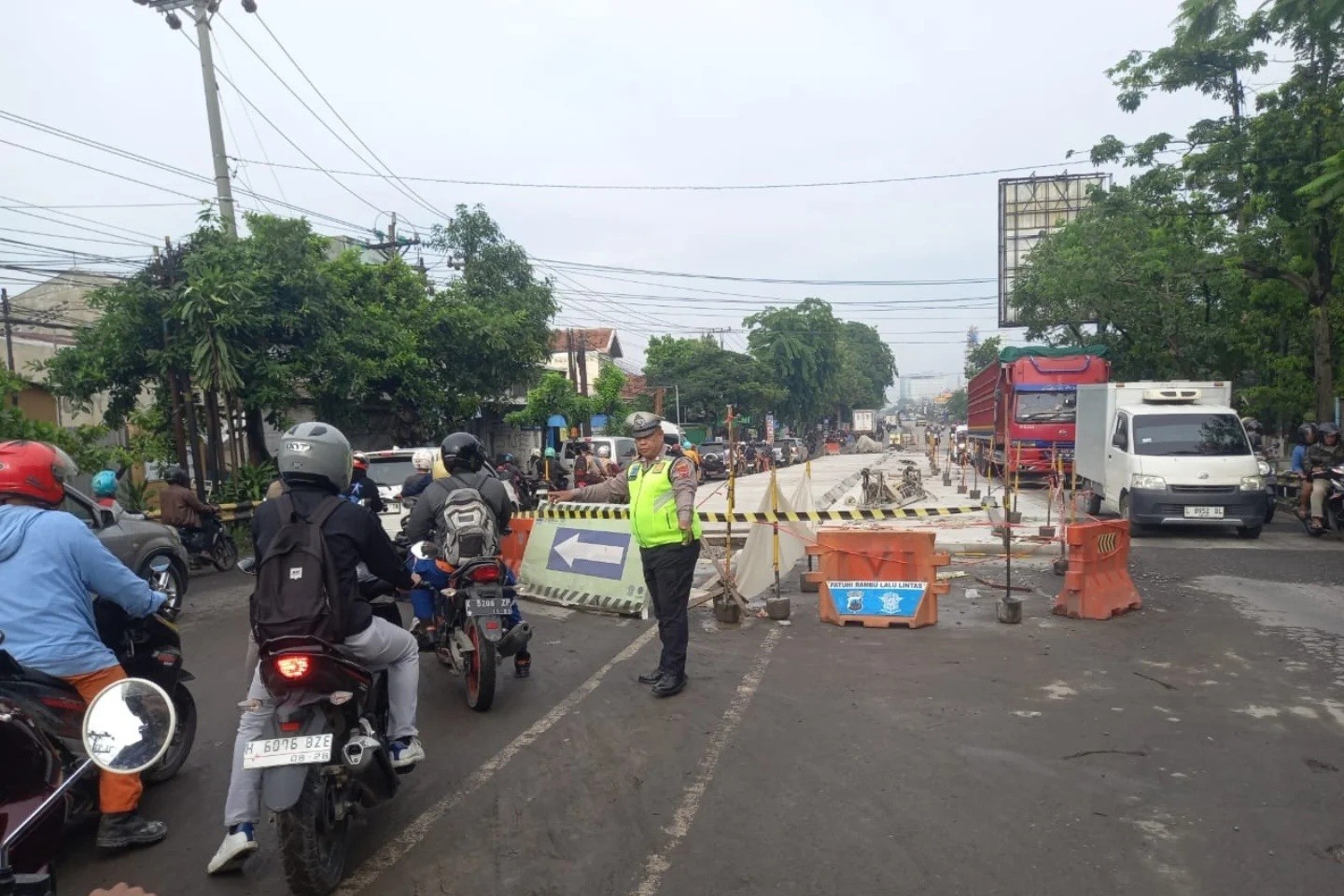 Polisi mengatur lalu lintas di kemacetan akibat proyek pengecoran Jalan Majapahit (foto: Polsek Pedurungan)