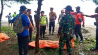 Tim SAR gabungan mengevakuasi korban terseret arus hingga Pantai Indah Kemangi Kendal (foto: Polres Kendal) Tim SAR gabungan mengevakuasi korban terseret arus hingga Pantai Indah Kemangi Kendal (foto: Polres Kendal)