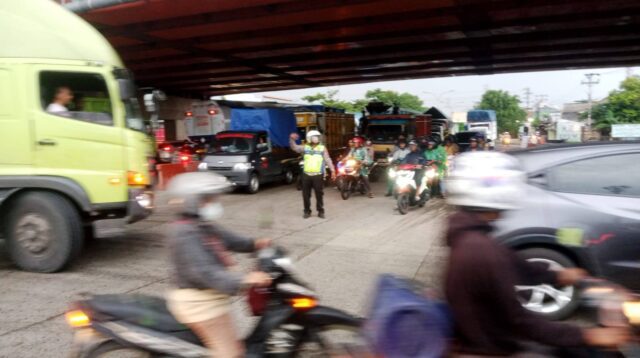 Uji coba contra flow Kaligawe-Arteri Yos Sudarso (foto: Polsek Genuk)