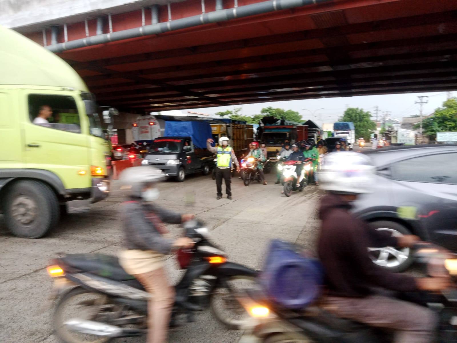 Uji coba contra flow Kaligawe-Arteri Yos Sudarso (foto: Polsek Genuk) Uji coba contra flow Kaligawe-Arteri Yos Sudarso (foto: Polsek Genuk)