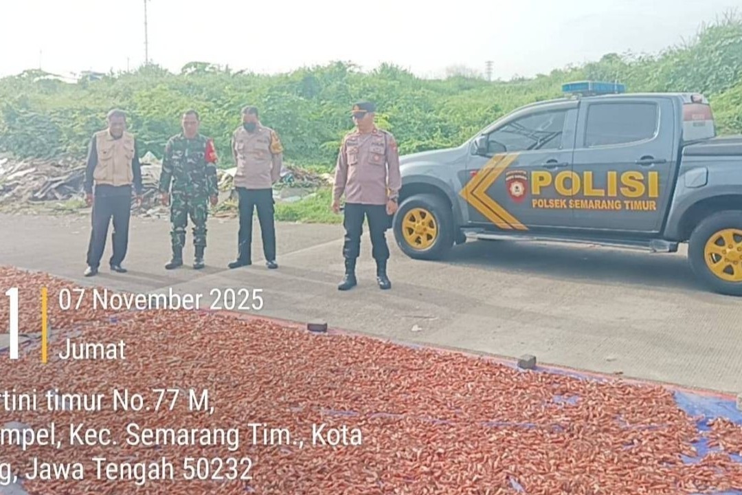 Polisi mengecek sumber bau menyengat di jembatan Kartini (foto: Polsek Semarang Timur) Polisi mengecek sumber bau menyengat di jembatan Kartini (foto: Polsek Semarang Timur)