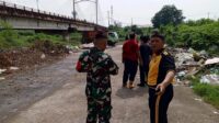 Kegiatan gotong royong membersihkan sumber bau busuk di Banjir Kanal Timur (foto: Polsek Semarang Timur)