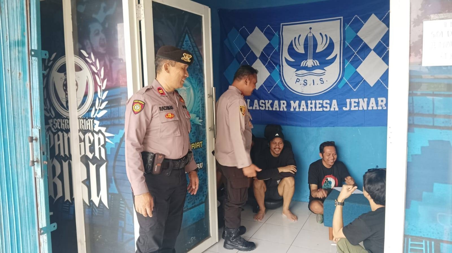 Polisi pantau pergeseran suporter PSIS ke Kudus (foto: Polsek Semarang Timur)