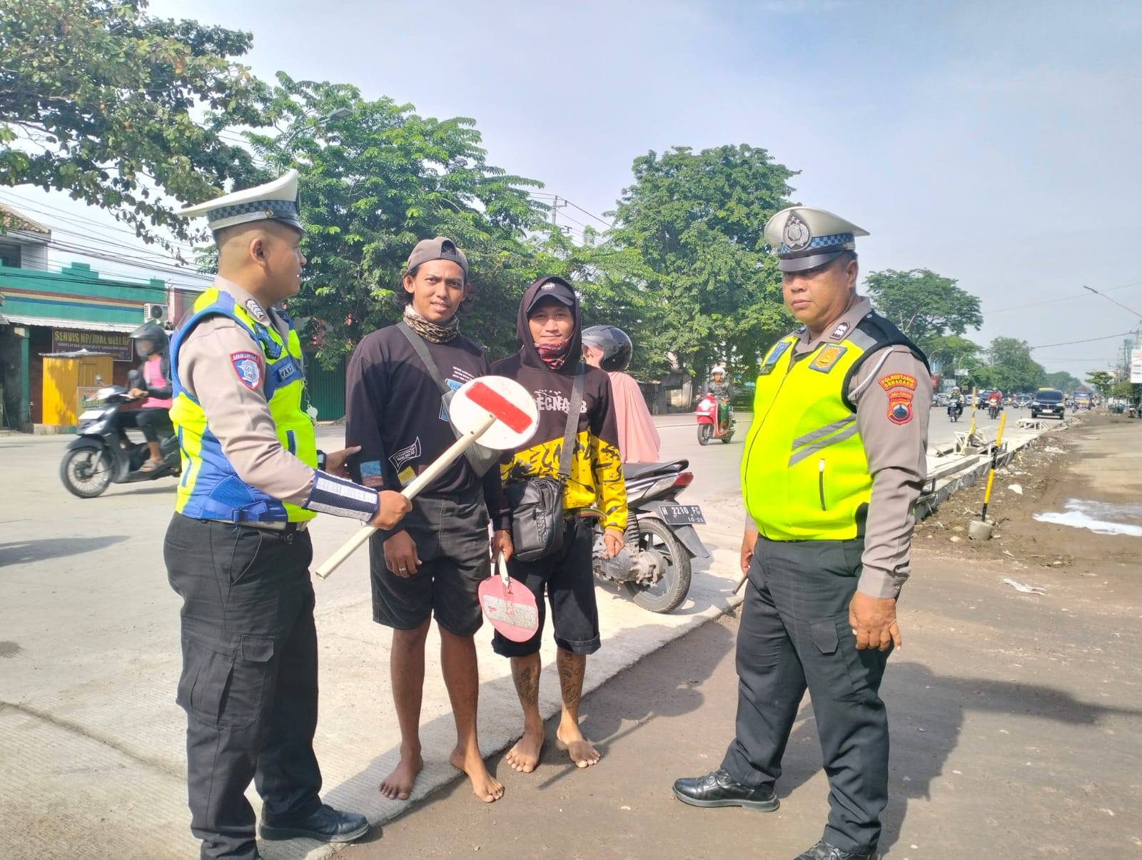 Polisi berbincang dengan pak ogah (foto: Polsek Pedurungan) Polisi berbincang dengan pak ogah (foto: Polsek Pedurungan)