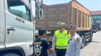 Polisi dan Dishub gelar ramp check di Mangkang, Minggu 23 November 2025 (foto: Polrestabes Semarang)