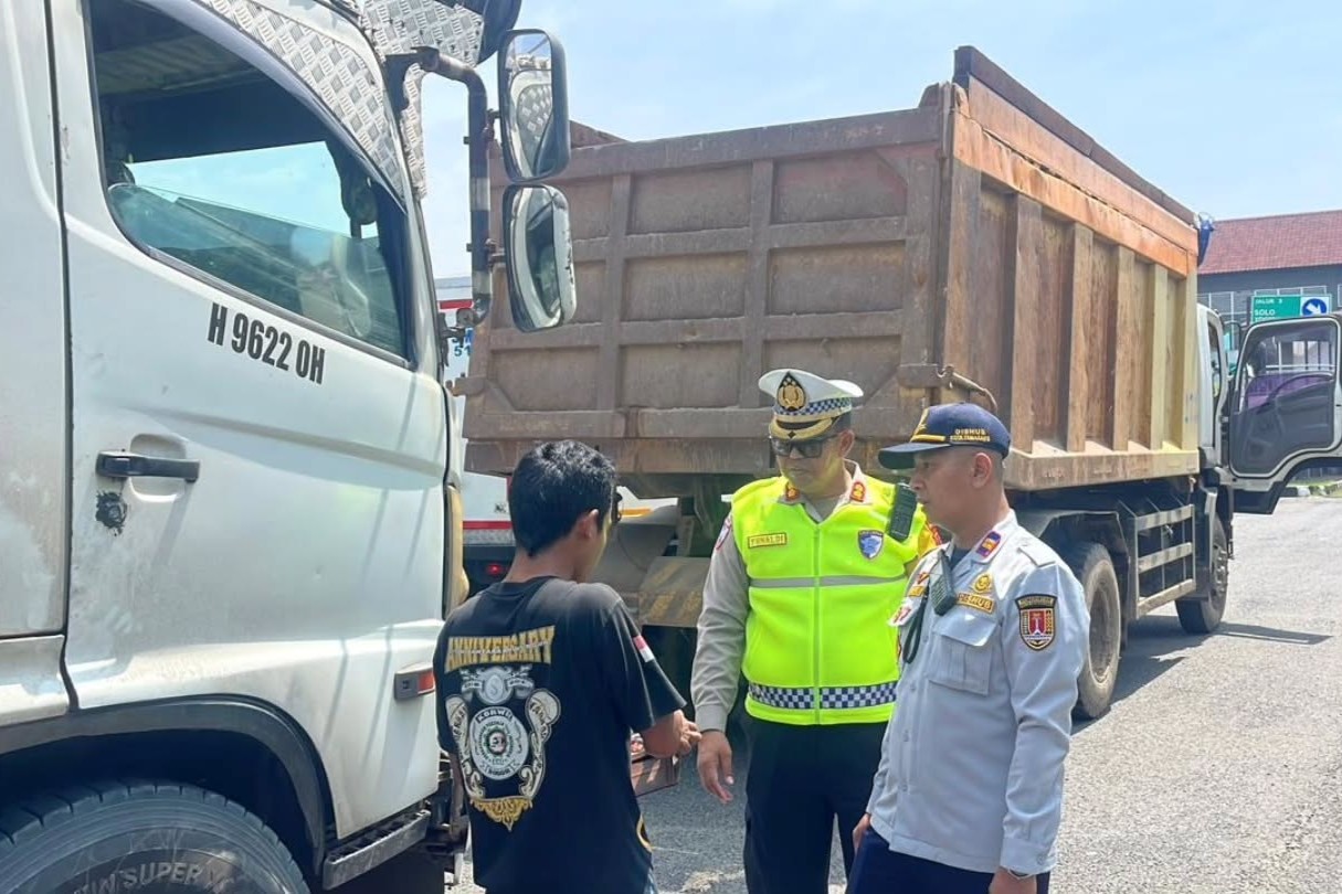 Polisi dan Dishub gelar ramp check di Mangkang, Minggu 23 November 2025 (foto: Polrestabes Semarang) Polisi dan Dishub gelar ramp check di Mangkang, Minggu 23 November 2025 (foto: Polrestabes Semarang)