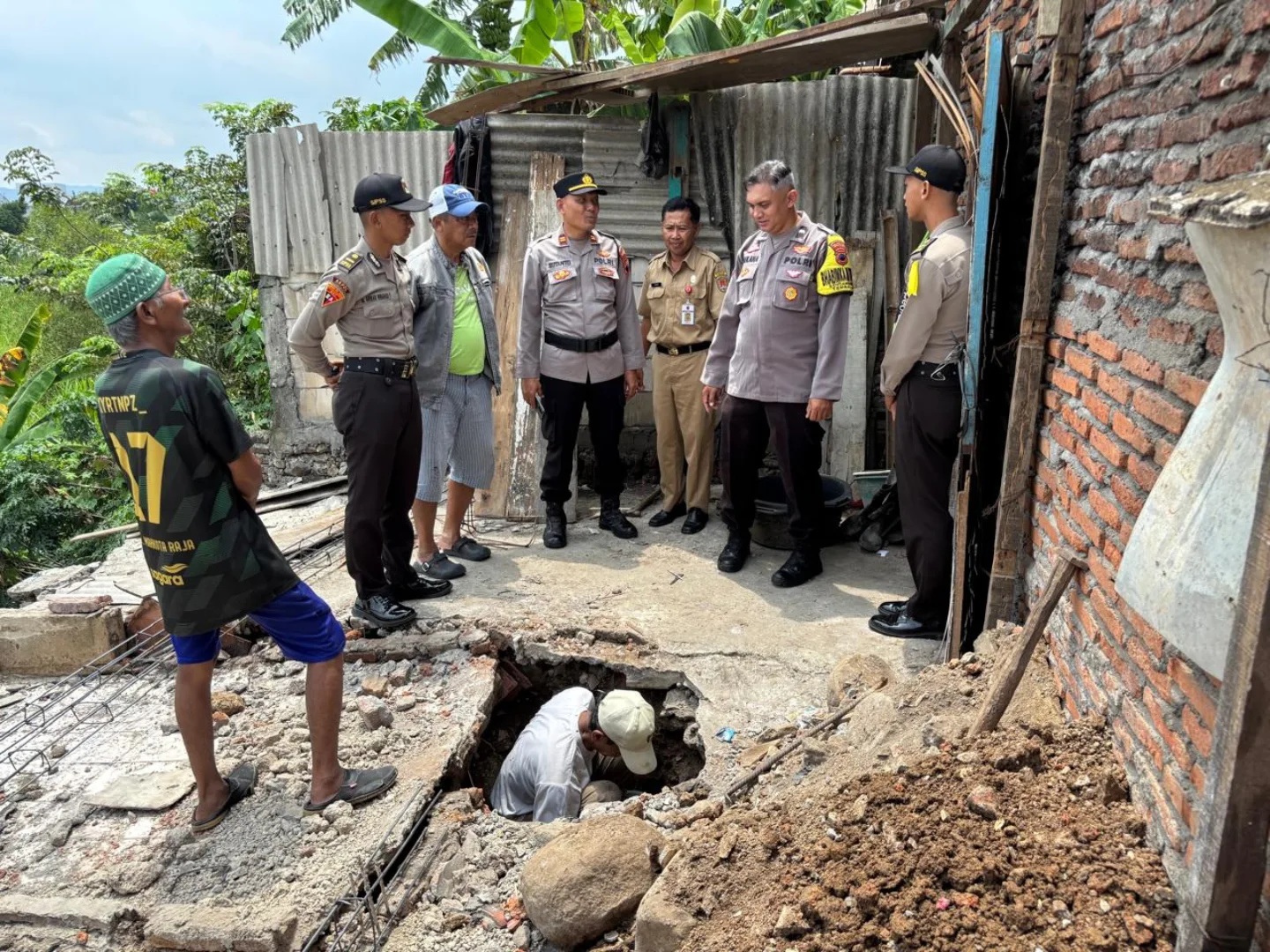 Rumah warga Sendangmulyo longsor akibat hujan (foto: Polsek Tembalang)