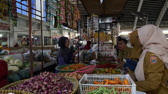 Pedagang cabai di Pasar Induk Batang melayani pembeli di tengah kenaikan harga akhir tahun (foto: Pemkab Batang)