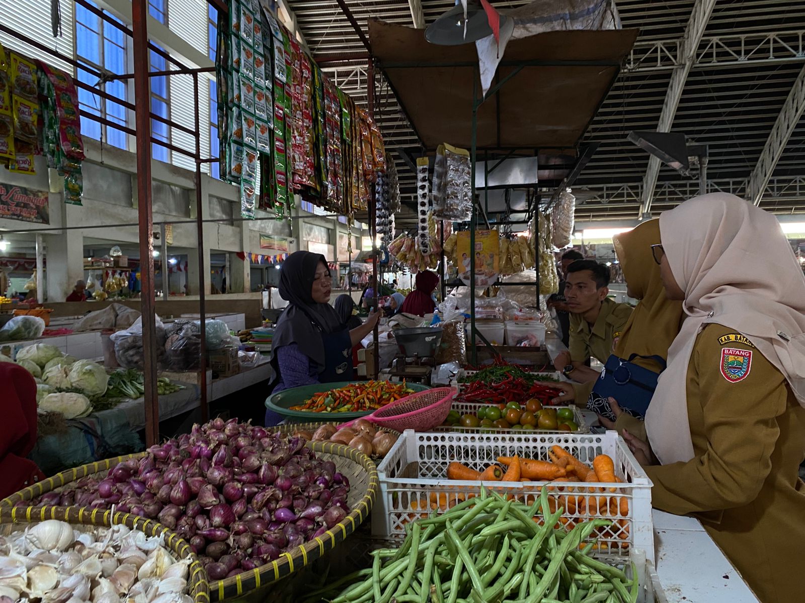 Pedagang cabai di Pasar Induk Batang melayani pembeli di tengah kenaikan harga akhir tahun (foto: Pemkab Batang) Pedagang cabai di Pasar Induk Batang melayani pembeli di tengah kenaikan harga akhir tahun (foto: Pemkab Batang)