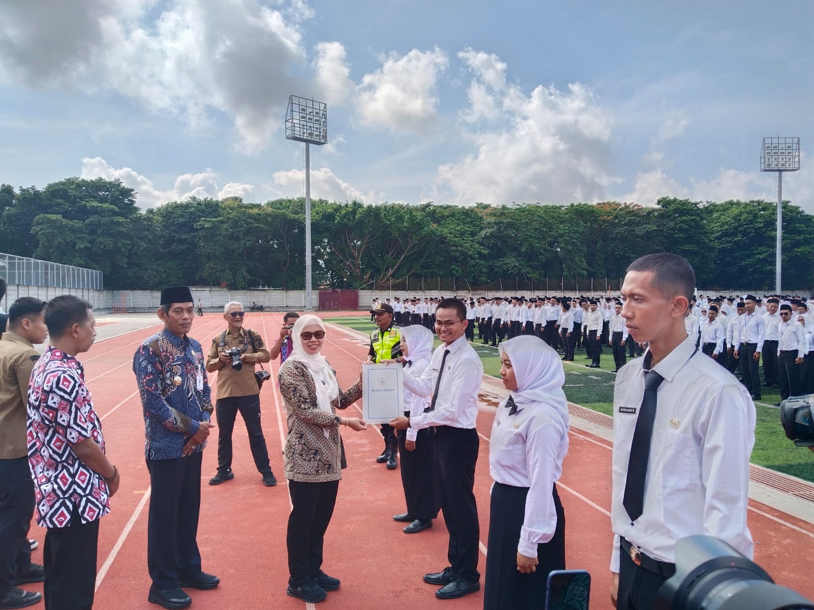Bupati Demak menyerahkan SK PPPK Paruh Waktu Jumat 12 Desember 2025 (foto: Pemkab Demak)
