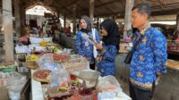 Pemkab Demak melakukan pantauan harga kebutuhan pokok jelang Nataru (foto: Pemkab Demak) Pemkab Demak melakukan pantauan harga kebutuhan pokok jelang Nataru (foto: Pemkab Demak)