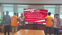 OJK menyerahkan dua tersangka kasus penggelapan premi asuransi kepada Kejaksaan Negeri Jakarta Pusat (foto: OJK) OJK menyerahkan dua tersangka kasus penggelapan premi asuransi kepada Kejaksaan Negeri Jakarta Pusat (foto: OJK)