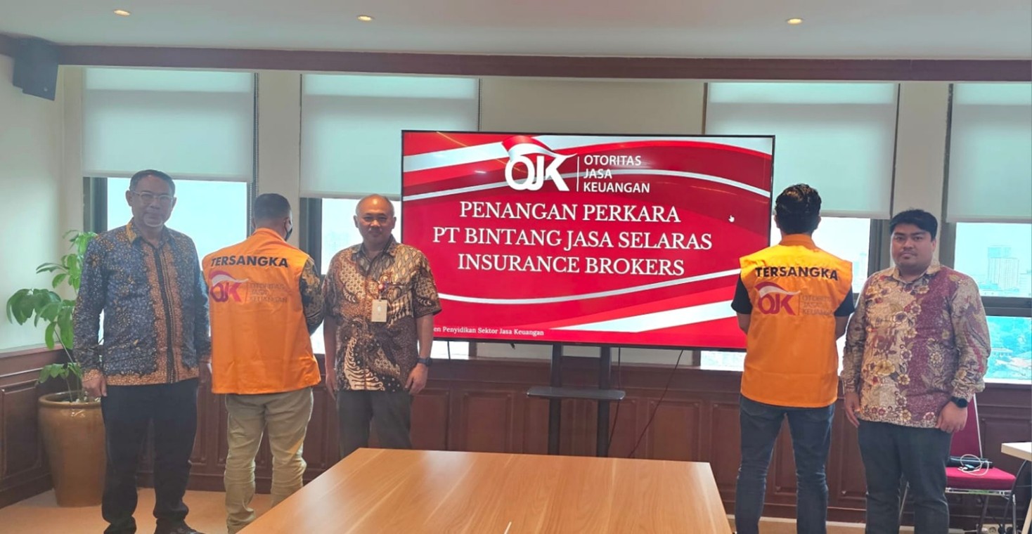 OJK menyerahkan dua tersangka kasus penggelapan premi asuransi kepada Kejaksaan Negeri Jakarta Pusat (foto: OJK)