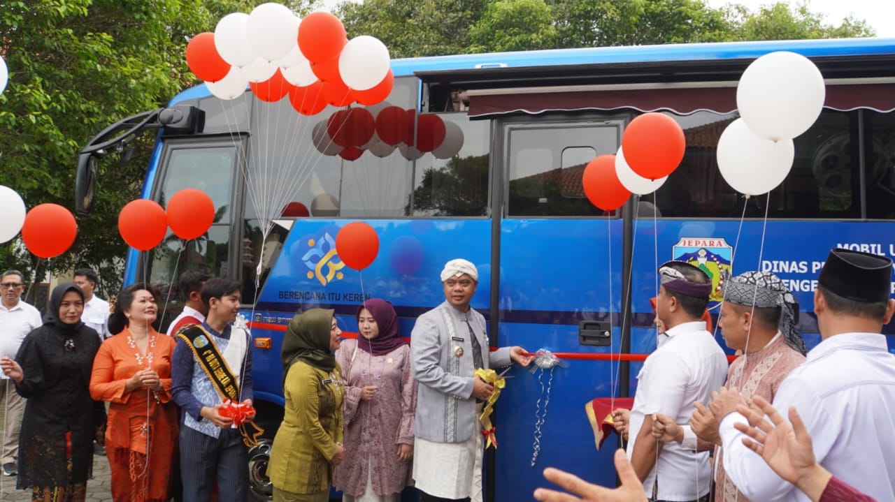 Jepara meluncurkan bus pelayanan KB keliling (foto: Pemkab Jepara)