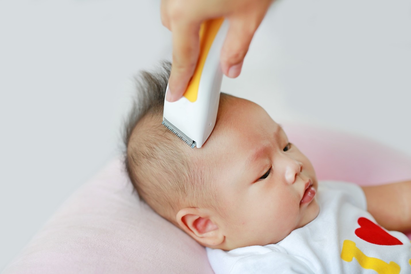 Manfaat-Mencukur-Rambut-Bayi-yang-Wajib-Moms-Simak