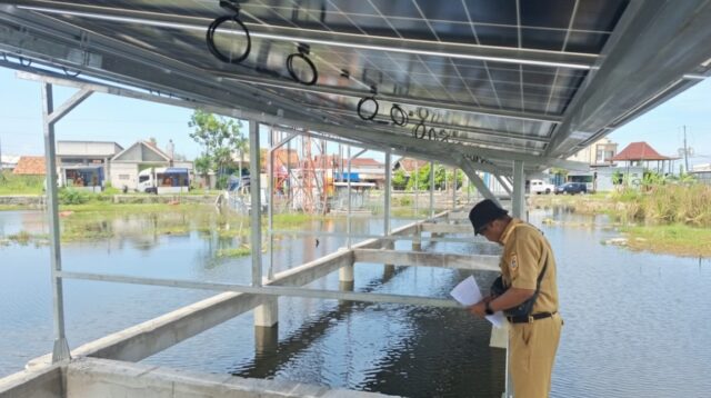 Petugas melakukan uji alir Pompa Air Tenaga Surya (PATS) di Desa Sayung, Demak, sebagai upaya pengendalian banjir rob berbasis energi bersih (foto: Pemprov Jateng)