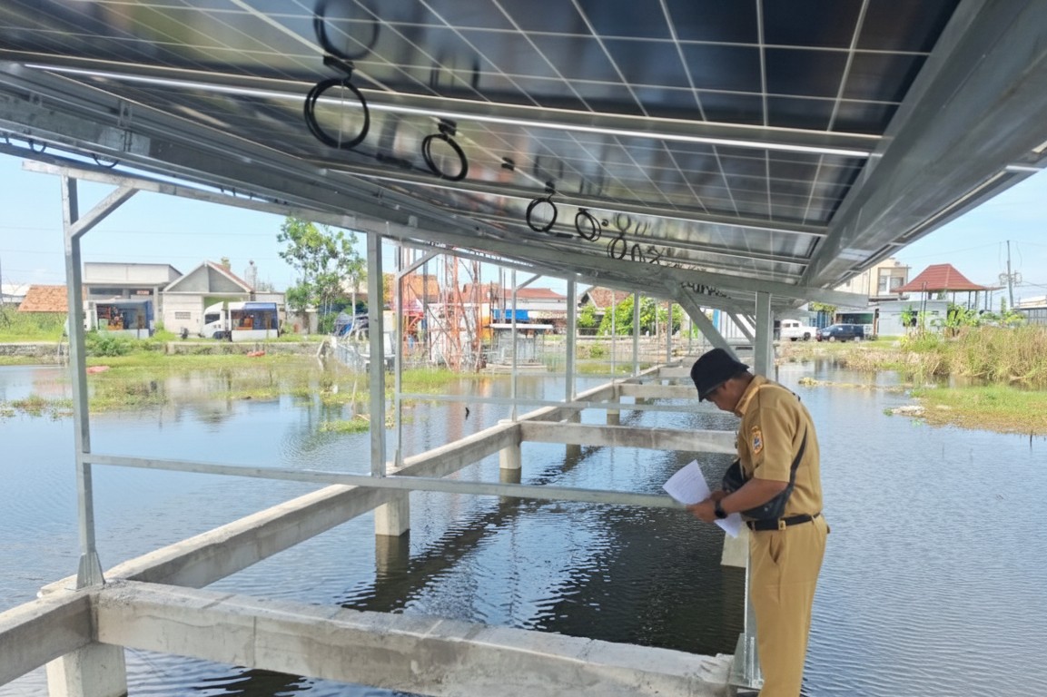 Petugas melakukan uji alir Pompa Air Tenaga Surya (PATS) di Desa Sayung, Demak, sebagai upaya pengendalian banjir rob berbasis energi bersih (foto: Pemprov Jateng)