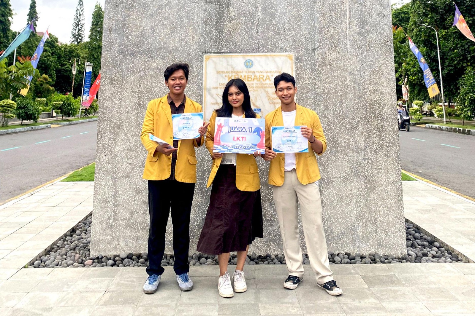 Mahasiswa FEB Unsoed raih juara 1 LKTI Nasional di UNY (foto: Humas Unsoed) Mahasiswa FEB Unsoed raih juara 1 LKTI Nasional di UNY (foto: Humas Unsoed)