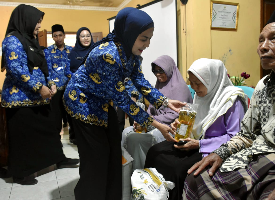 Pemkab Kendal salurkan bantuan beras dan minyak (foto: Pemprov Jateng) Pemkab Kendal salurkan bantuan beras dan minyak (foto: Pemprov Jateng)