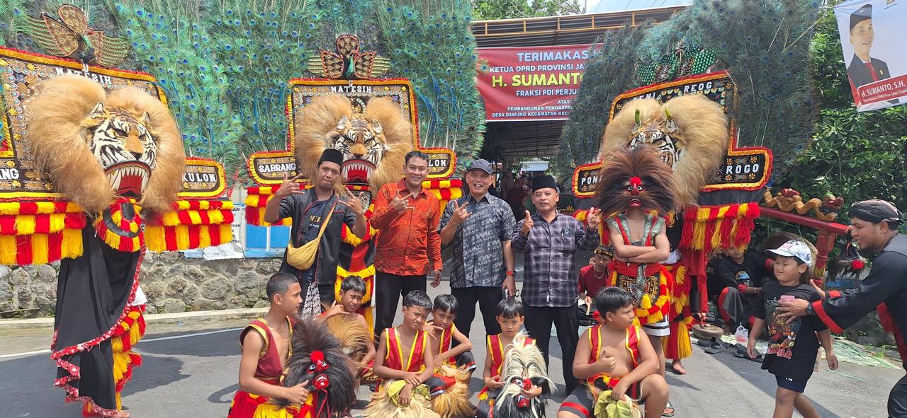 Ketua DPRD Jawa Tengah Sumanto meresmikan pengaspalan jalan di Dusun Beyan Kabupaten Karanganyar