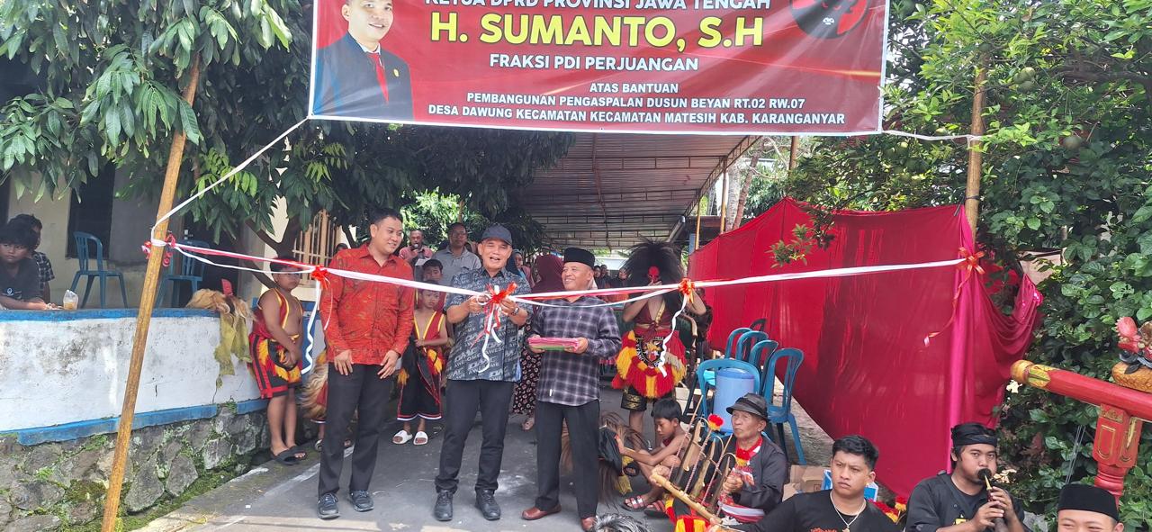 Ketua DPRD Jawa Tengah Sumanto meresmikan pengaspalan jalan di Dusun Beyan Kabupaten Karanganyar Ketua DPRD Jawa Tengah Sumanto meresmikan pengaspalan jalan di Dusun Beyan Kabupaten Karanganyar