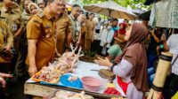 Gubernur Jateng Ahmad Luthfi memantau harga di Pasar Karanganyu Semarang, Senin 8 Desember 2025 (foto: Pemprov Jateng) Gubernur Jateng Ahmad Luthfi memantau harga di Pasar Karanganyu Semarang, Senin 8 Desember 2025 (foto: Pemprov Jateng)