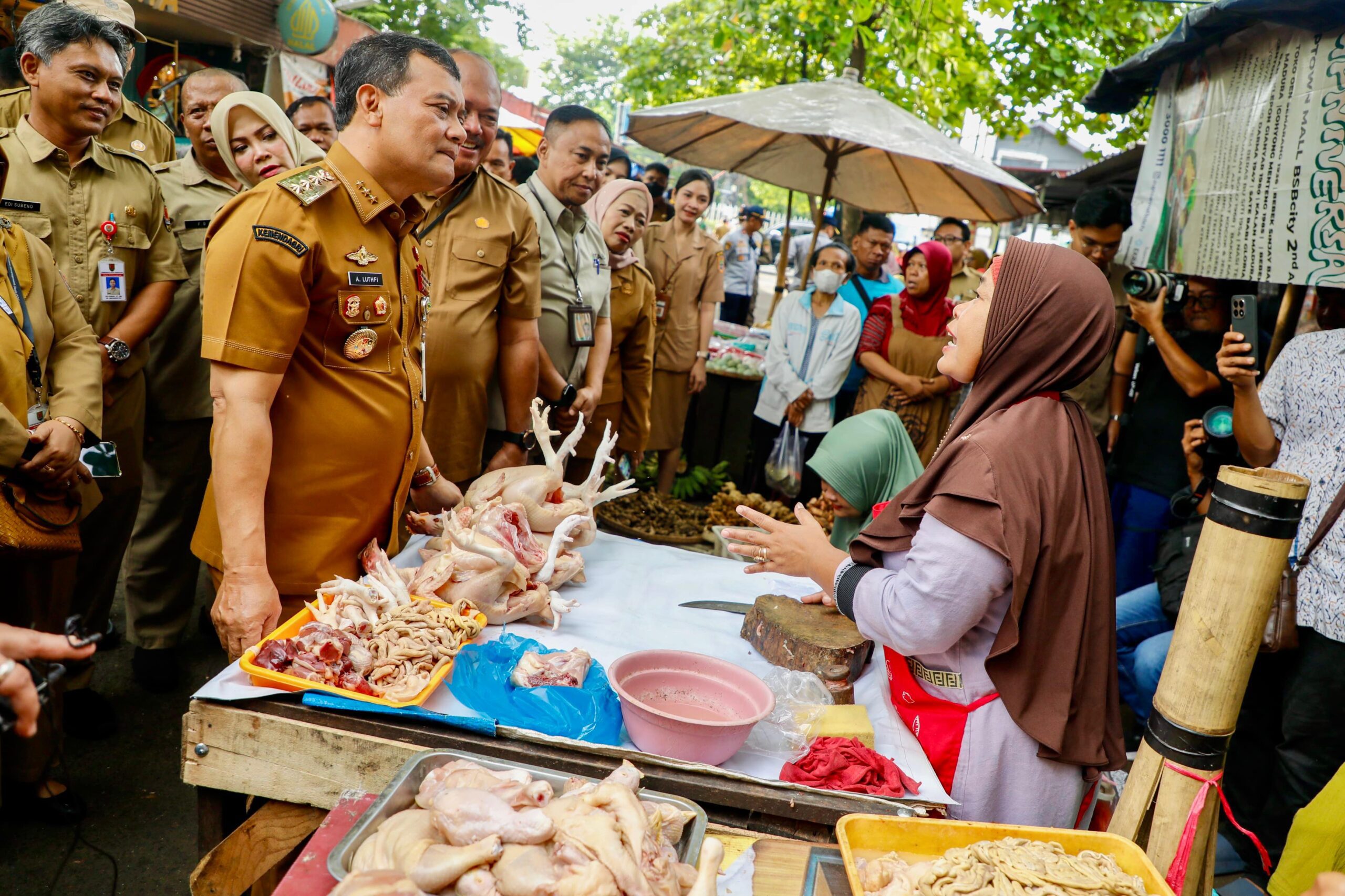 Gubernur Jateng Ahmad Luthfi memantau harga di Pasar Karanganyu Semarang, Senin 8 Desember 2025 (foto: Pemprov Jateng)