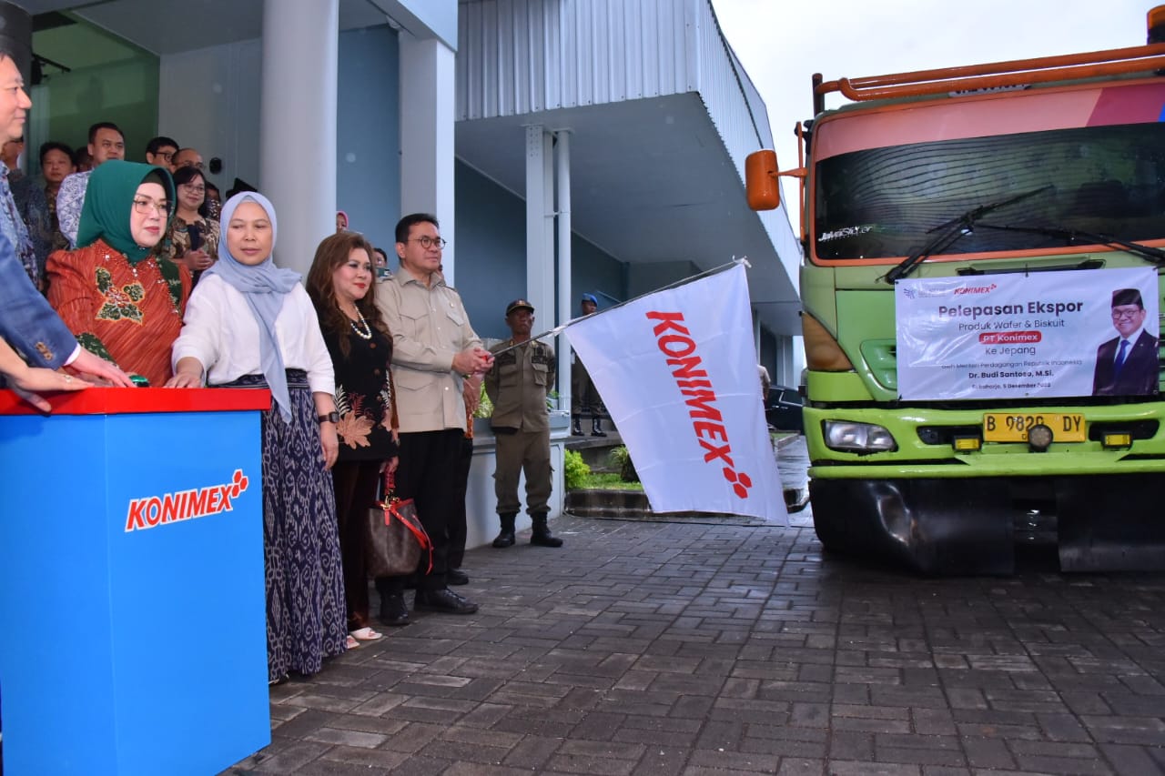 Mendag Budi Santoso bersama Bupati Sukoharjo Etik Suryani saat melepas ekspor perdana produk Konimex, Jumat 5 Desember 2025 (foto: Pemkab Sukoharjo) Mendag Budi Santoso bersama Bupati Sukoharjo Etik Suryani saat melepas ekspor perdana produk Konimex, Jumat 5 Desember 2025 (foto: Pemkab Sukoharjo)