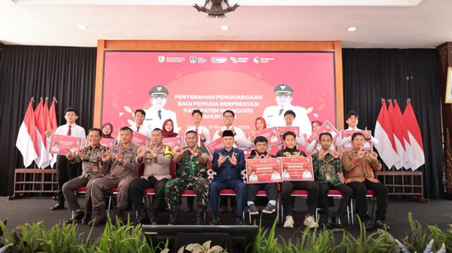 Bank Jateng dan Pemkab Wonogiri memberikan beasiswa kepada mahasiswa berprestasi (foto: Bank Jateng)
