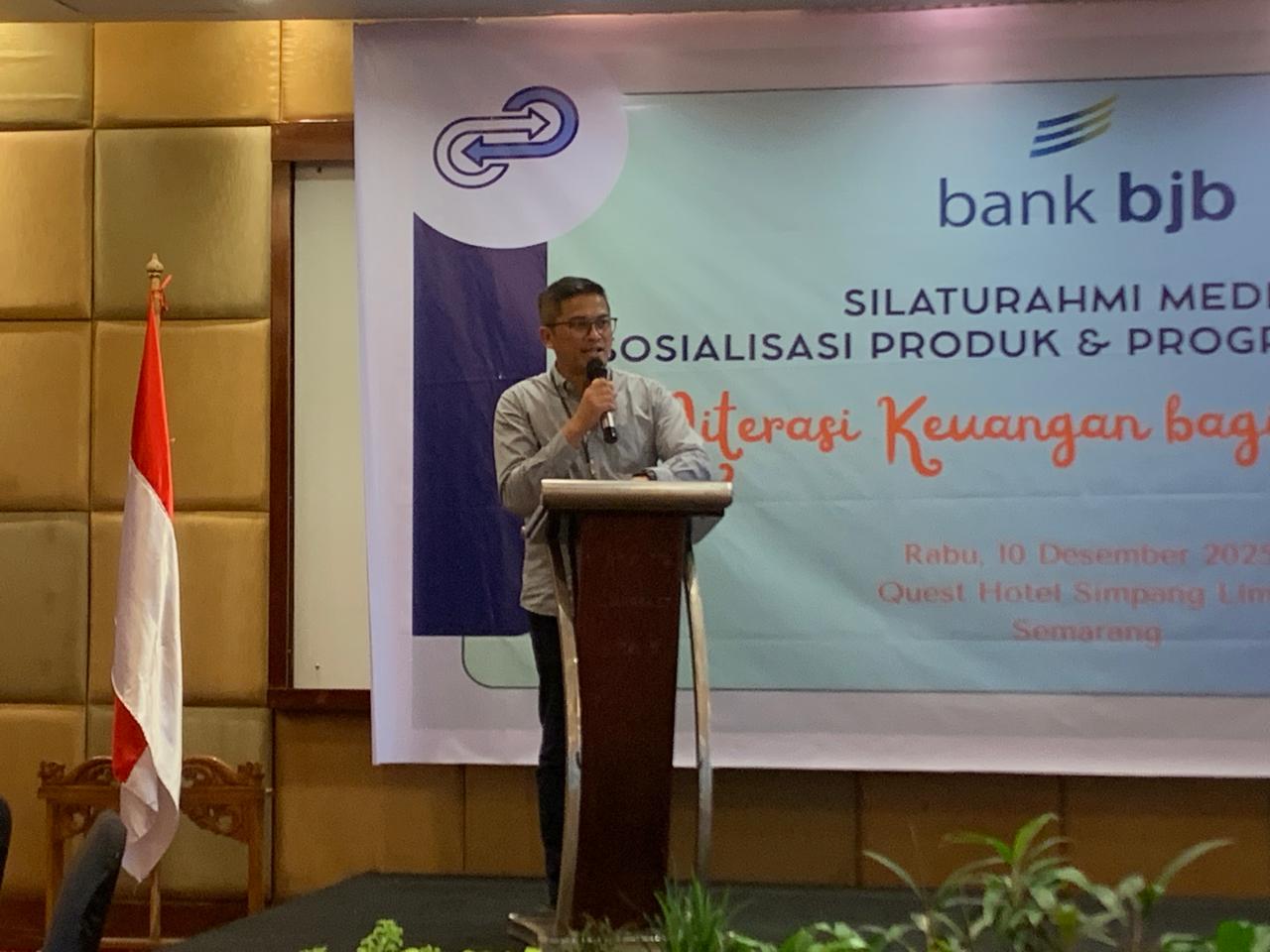 Head Group Public Relation bank bjb Indra Maulana saat sosialisasi produk di Semarang. (matasemarang.com/Lia Dina)