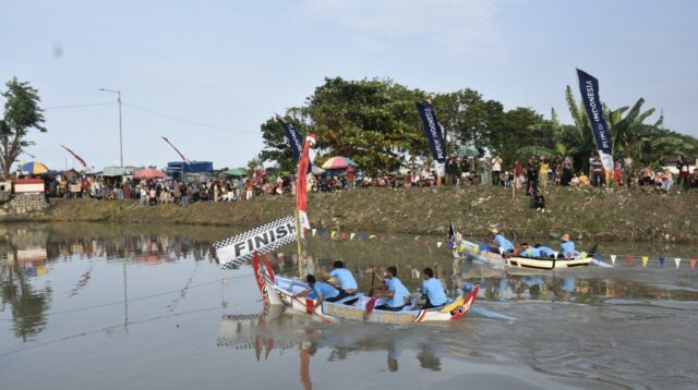 Ribuan warga antusias menyaksikan lomba pacu jalur tradisional di Sungai Kalibuntu, Kendal (foto: Pemprov Jateng)