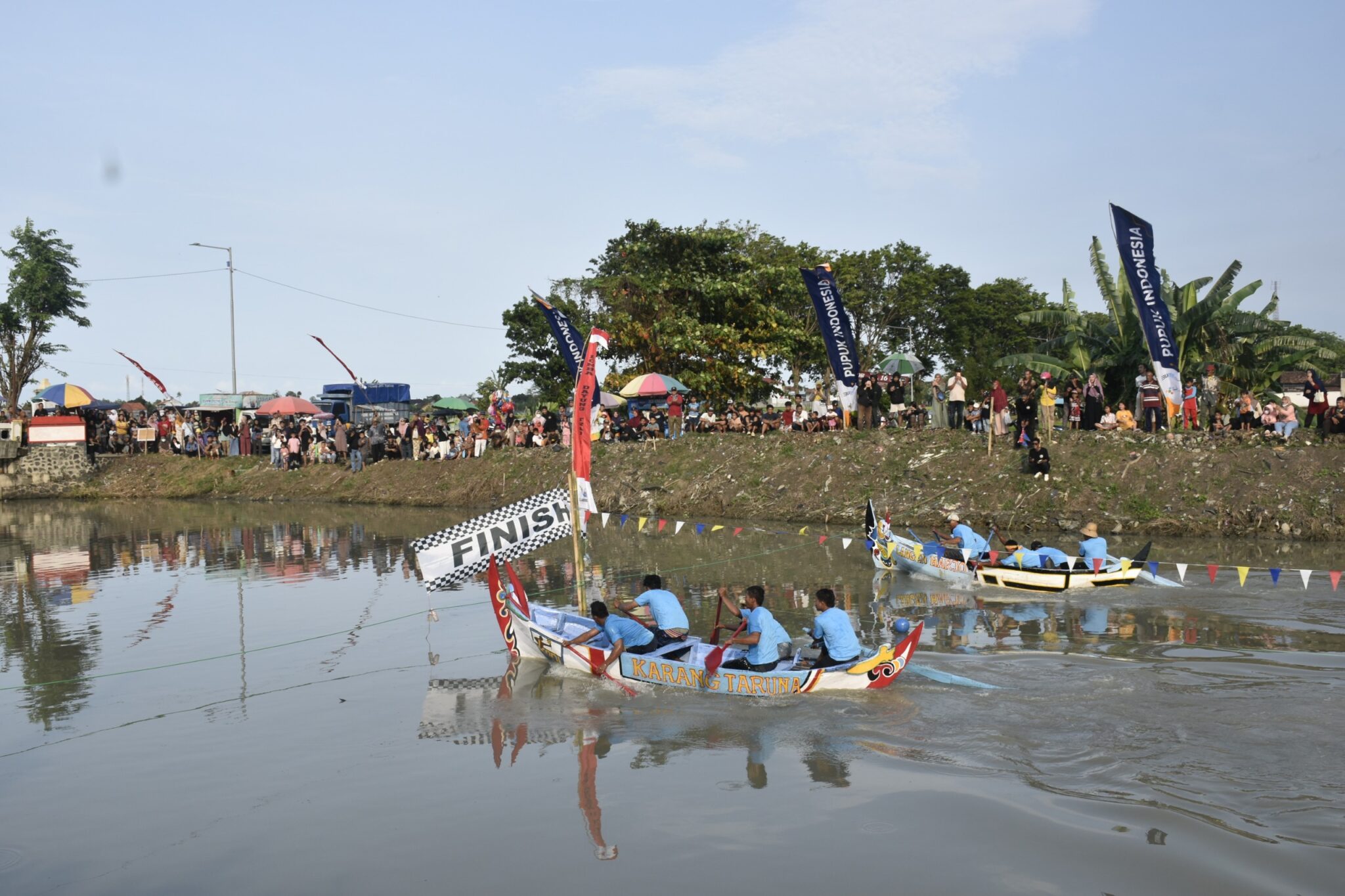 Ribuan warga antusias menyaksikan lomba pacu jalur tradisional di Sungai Kalibuntu, Kendal (foto: Pemprov Jateng) Ribuan warga antusias menyaksikan lomba pacu jalur tradisional di Sungai Kalibuntu, Kendal (foto: Pemprov Jateng)