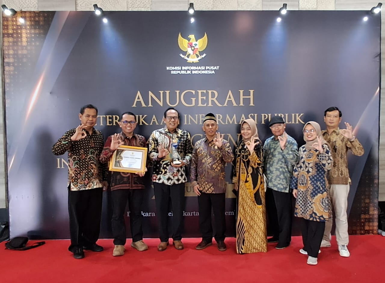 Unsoed raih predikat Informatif pada Anugerah Keterbukaan Informasi Publik dan Launching Indeks Keterbukaan Informasi Publik (foto: Humas Unsoed) Unsoed raih predikat Informatif pada Anugerah Keterbukaan Informasi Publik dan Launching Indeks Keterbukaan Informasi Publik (foto: Humas Unsoed)