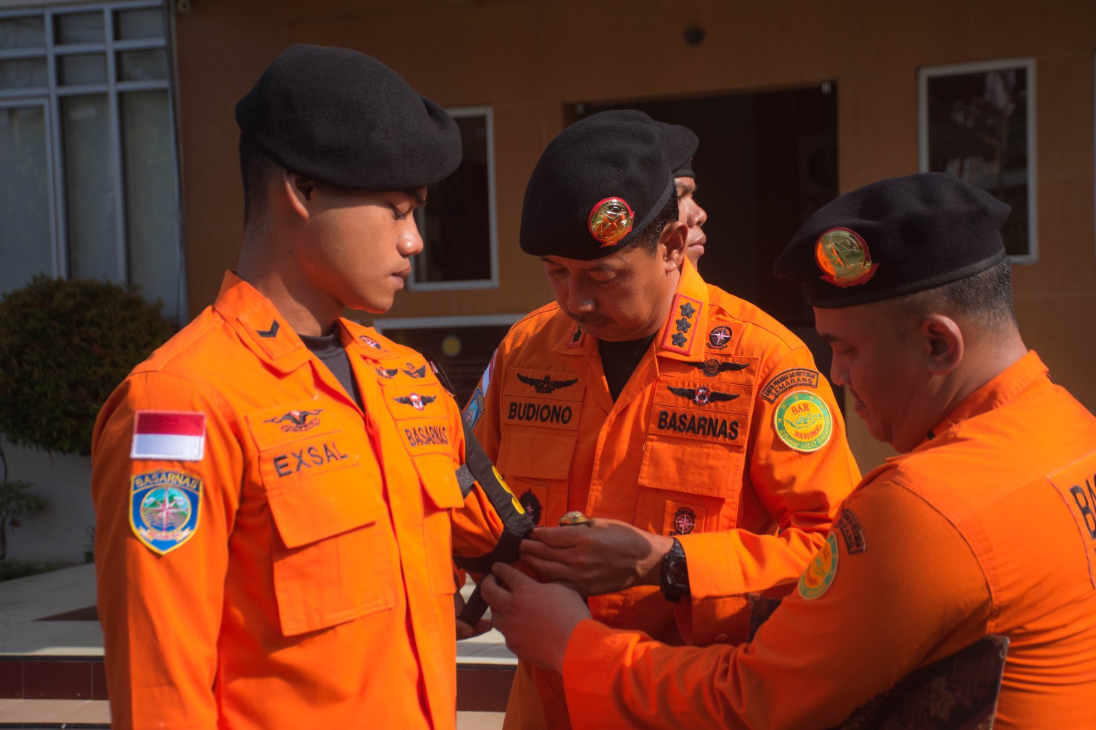 Kepala Basarnas Semarang Budiono memberikan arahan kesiapsiagaan personel menghadapi libur nataru (foto: Basarnas Semarang) Kepala Basarnas Semarang Budiono memberikan arahan kesiapsiagaan personel menghadapi libur nataru (foto: Basarnas Semarang)
