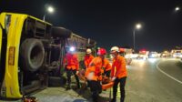 Basarnas evakuasi korban kecelakaan bus PO. Cahaya Trans di exit tol Krapyak, Senin 22 Desember 2025 dini hari (foto: Basarnas Semarang)