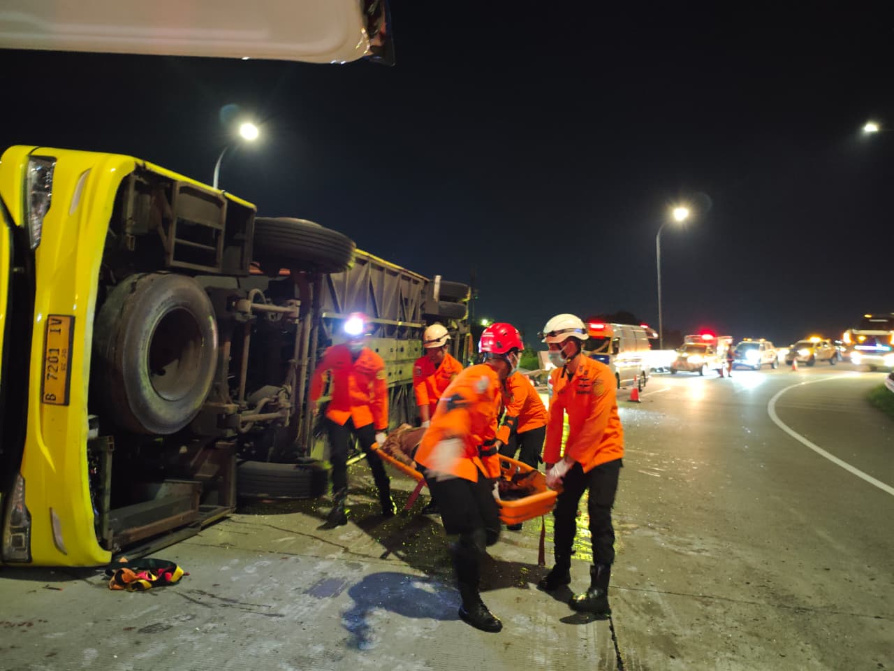 Basarnas evakuasi korban kecelakaan bus PO. Cahaya Trans di exit tol Krapyak, Senin 22 Desember 2025 dini hari (foto: Basarnas Semarang) Basarnas evakuasi korban kecelakaan bus PO. Cahaya Trans di exit tol Krapyak, Senin 22 Desember 2025 dini hari (foto: Basarnas Semarang)