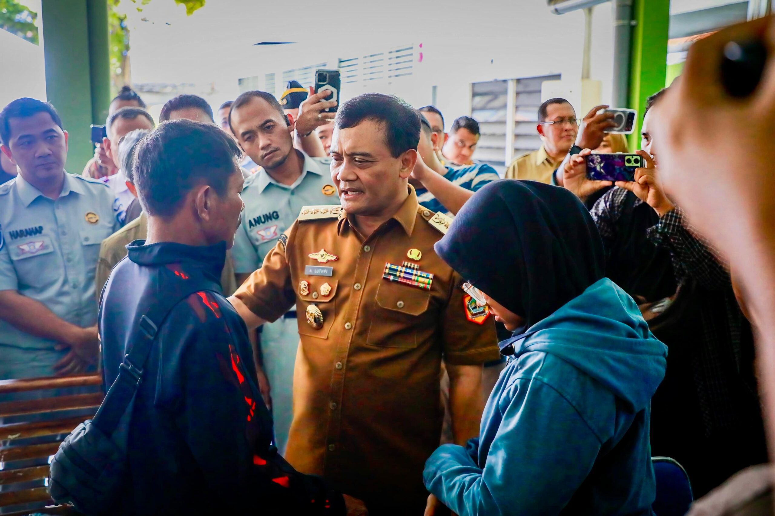 Gubernur Jawa Tengah Ahmad Luthfi menyampaikan duka cita kepada keluarga korban kecelakaan bus Cahaya Trans, Senin 22 Desember 2025 (foto: Pemprov Jateng)