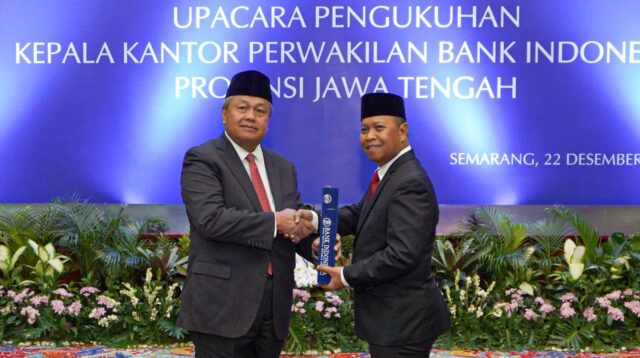 Gubernur BI Perry Warjiyo mengukuhkan Mohamad Noor Nugroho sebagai Kepala BI Jawa Tengah (foto: Bank Indonesia)
