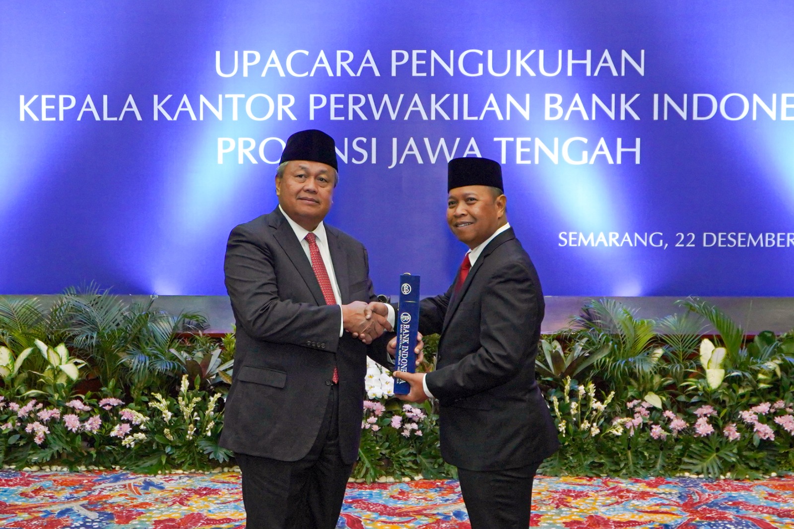 Gubernur BI Perry Warjiyo mengukuhkan Mohamad Noor Nugroho sebagai Kepala BI Jawa Tengah (foto: Bank Indonesia)