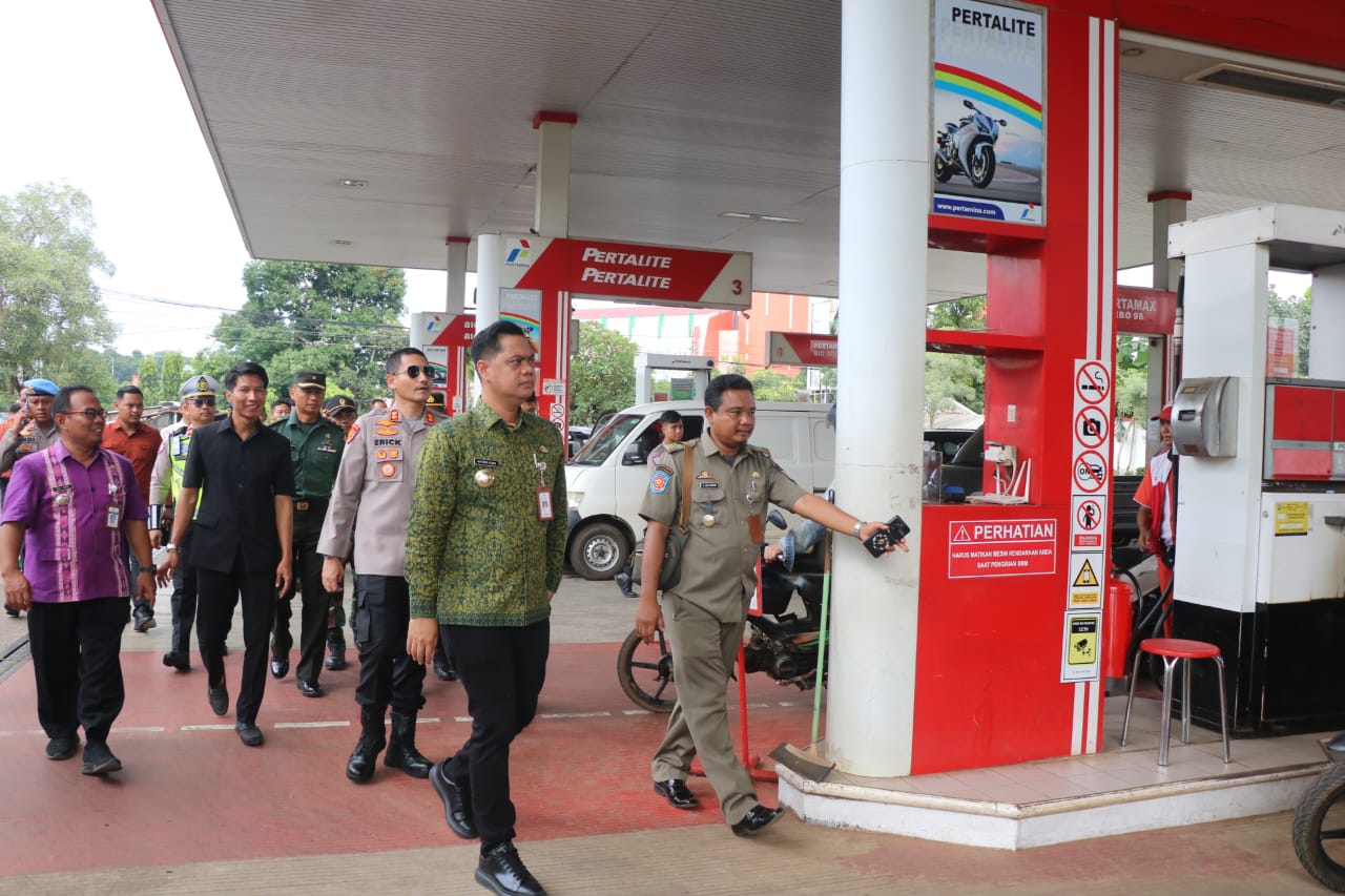 Bupati Jepara Witiarso Utomo saat meninjau SPBU Kalitekuk, memastikan stok BBM aman hingga akhir tahun, Selasa 23 Desember 2025 (foto: Pemkab Jepara)