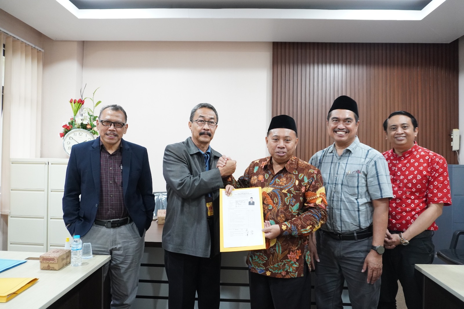 Penyerahan berkas bakal calon rektor Unsoed (foto: Humas Unsoed)