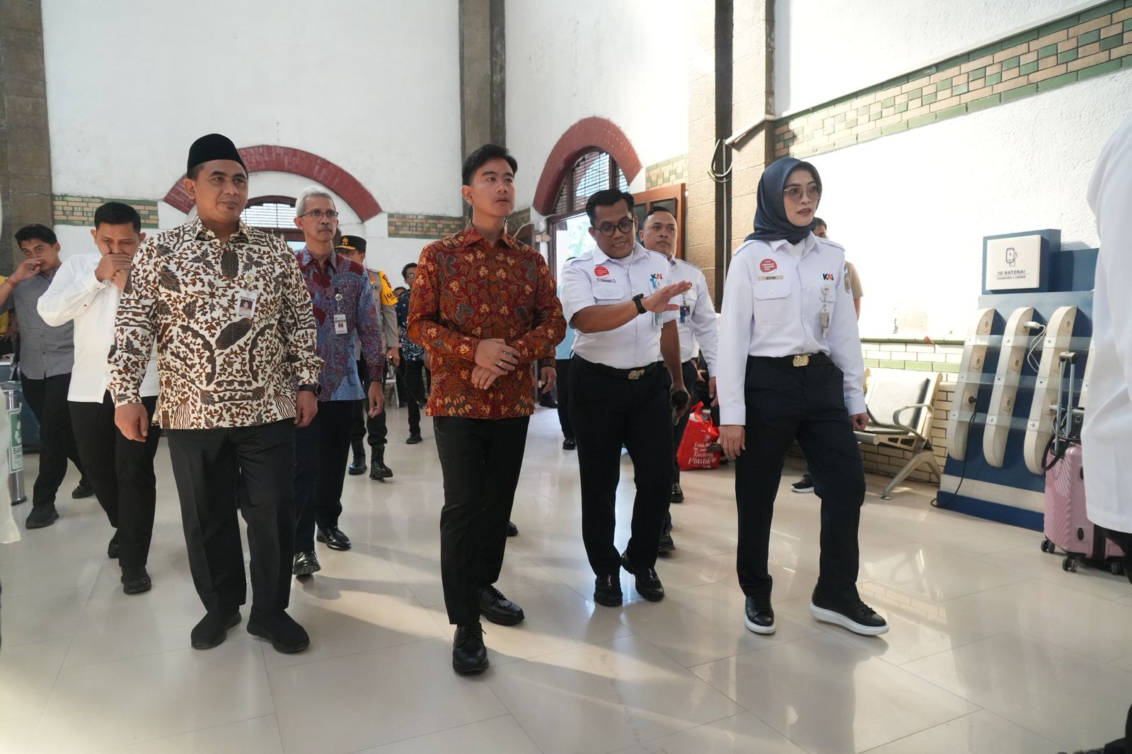 Wapres Gibran Meninjau Stasiun Semarang Tawang. (matasemarang.com/Lia Dina) Wapres Gibran Meninjau Stasiun Semarang Tawang. (matasemarang.com/Lia Dina)