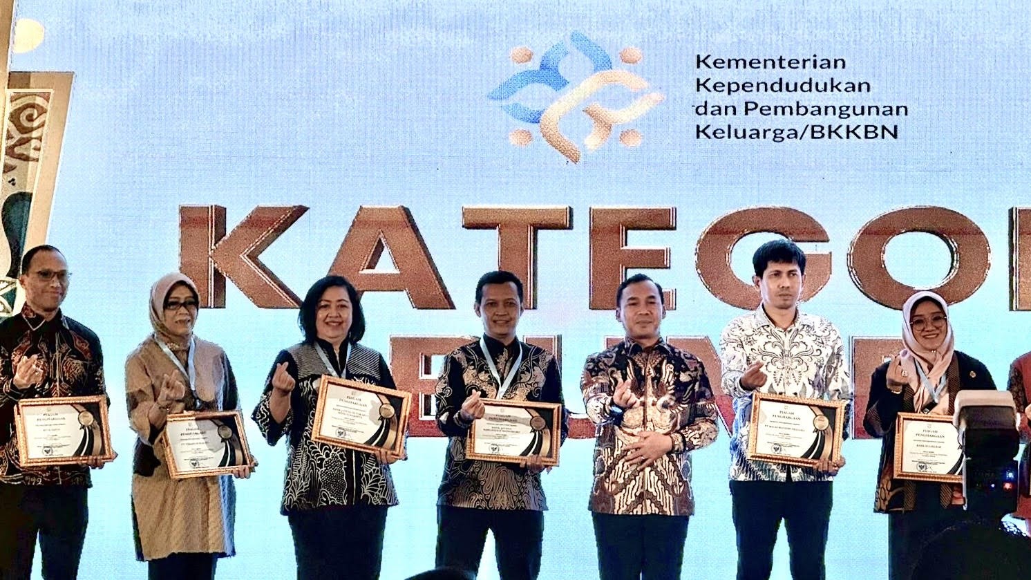 Bank Jateng berhasil meraih Penghargaan Predikat Gold (foto: Bank Jateng) Bank Jateng berhasil meraih Penghargaan Predikat Gold (foto: Bank Jateng)