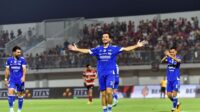 Thom Haye cetak gol perdana untuk Persib (foto: Persib)